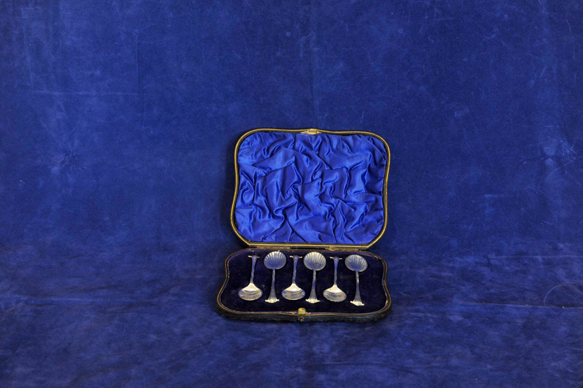 A set of six Edward VII silver teaspoons with shell patterned bowls and twisted stems. London