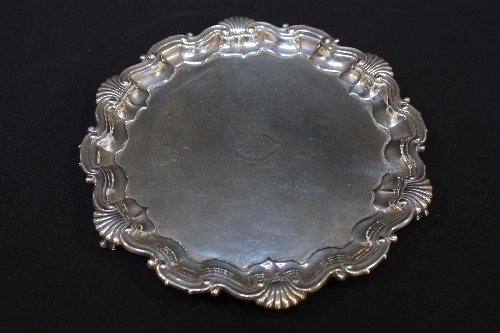 An Edwardian silver salver with scroll and shell moulded rim, London 1906, 11oz.