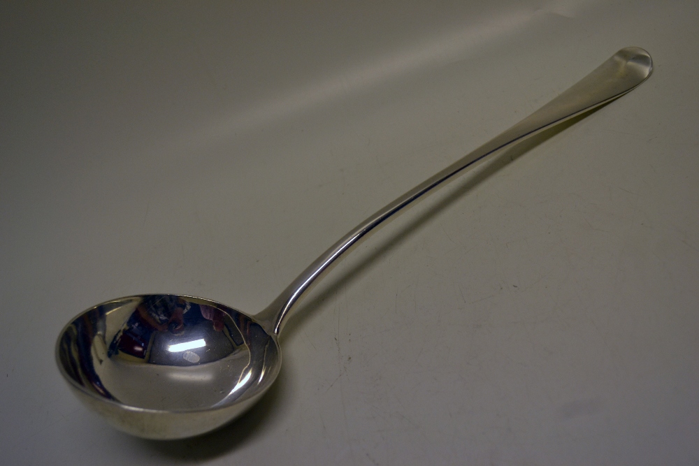 An Edwardian silver Hanoverian pattern soup ladle, engraved a dragon crest. (Pembroke.) 13.4in (