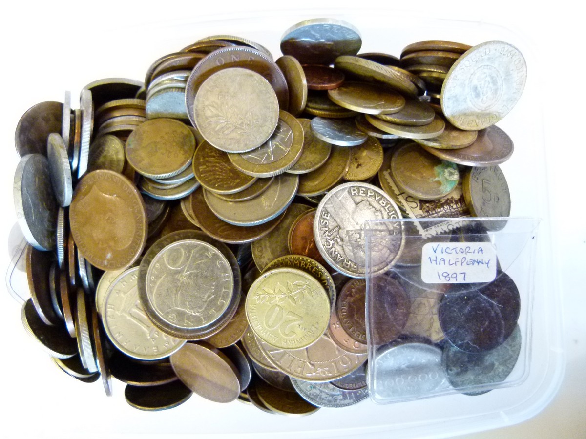 Box of mixed English and foreign coinage