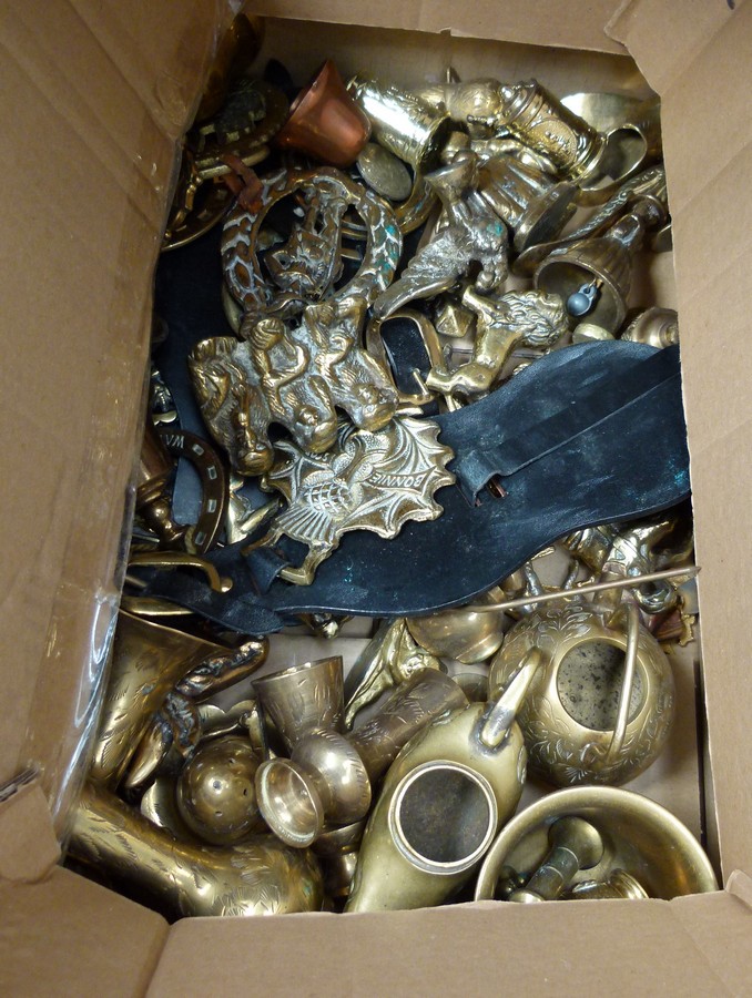 Box of brass including horse brasses