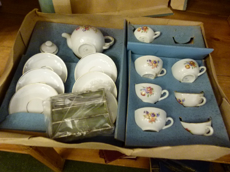Complete box of childs 1960s china teaware, A/F
