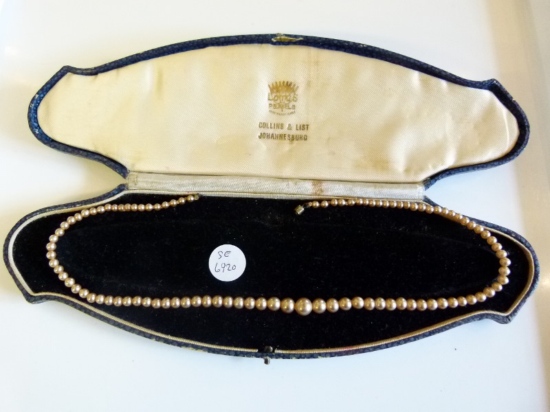 Set of graduated lotus pearls in original box