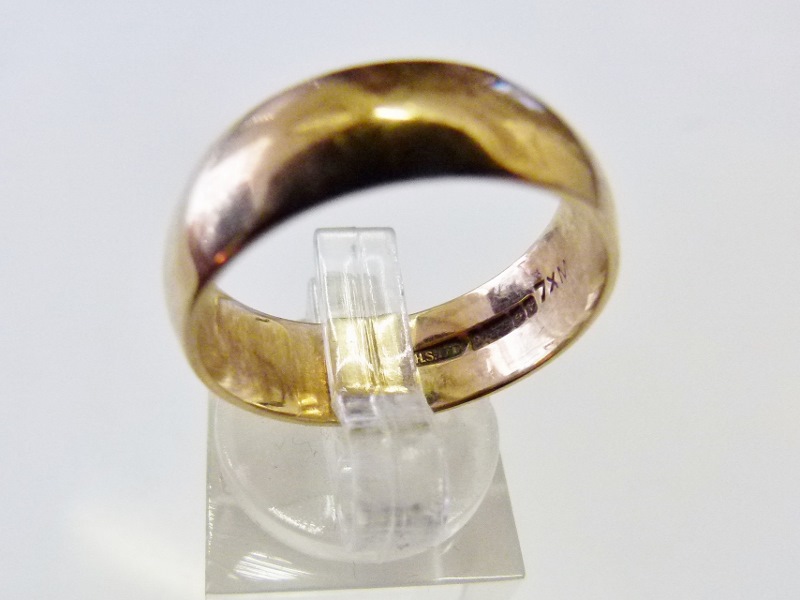 9ct gold band, size U, 5.5g