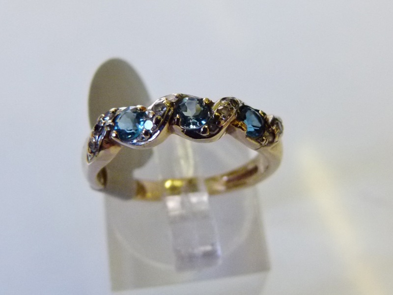 9ct gold fancy blue topaz and diamond ring, size M/N (DH12)