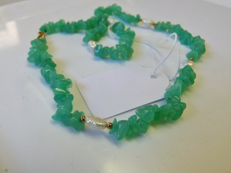 Jadeite and freshwater pearl necklace with 9ct gold clasp