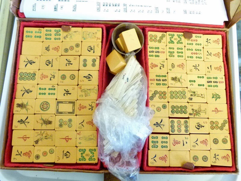 Vintage Mahjong set with playing instructions