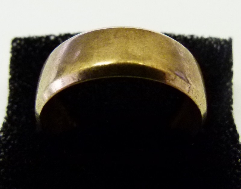 9 ct yellow gold band. Size U. 6.8g.