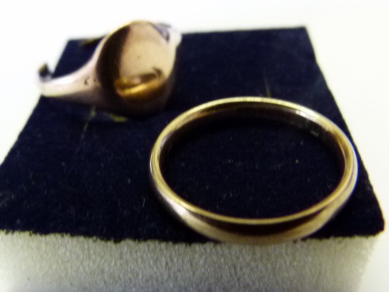 9 ct yellow gold band (2.1g) and a broken 9 ct gold signet ring. (2.7g)