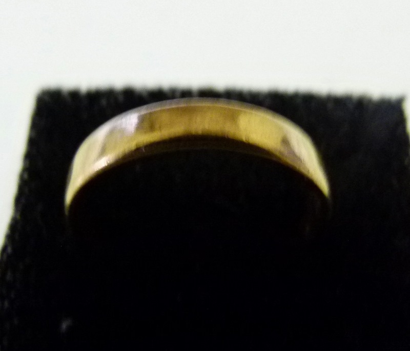 22 ct yellow gold band ring. 3.4g.
