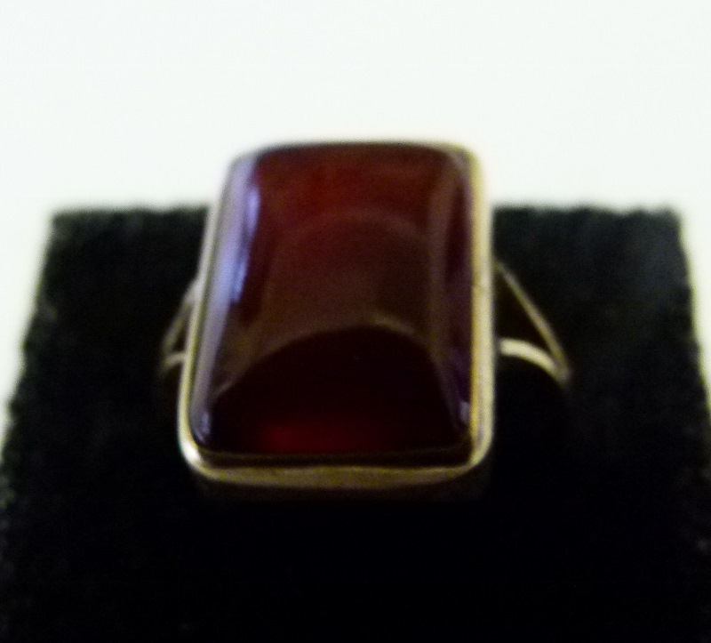 9 ct yellow gold bloodstone ring. Size L/M.