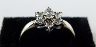 9 ct yellow gold & diamond flower head ring. Size M/N.