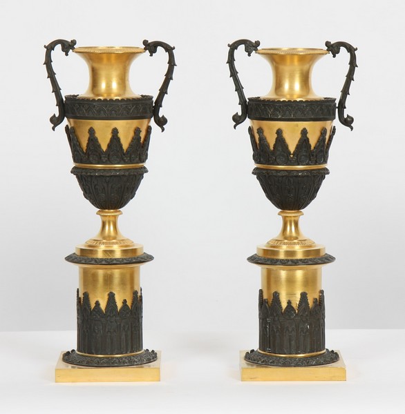 PAIRE DE CASSOLETTES EN BRONZE XIXè En bronze à double pâtine représentant un vase balustre sur pied
