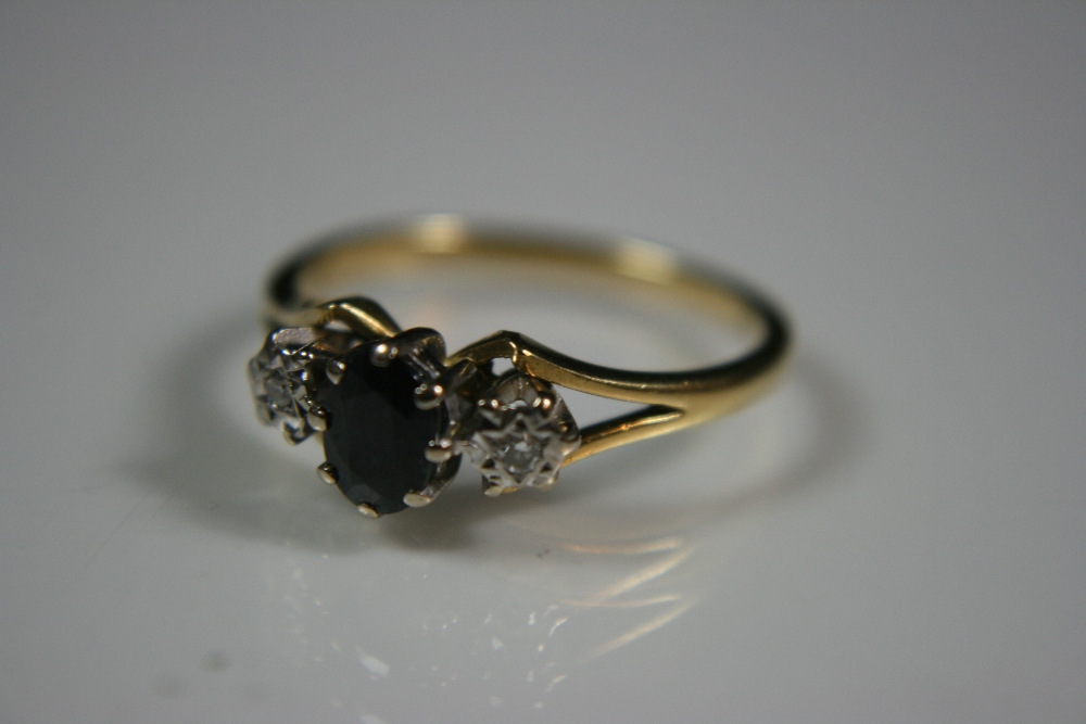 18ct GOLD VICTORIAN  RING - lovely example of a Victorian ring set with a sapphire and 2 x