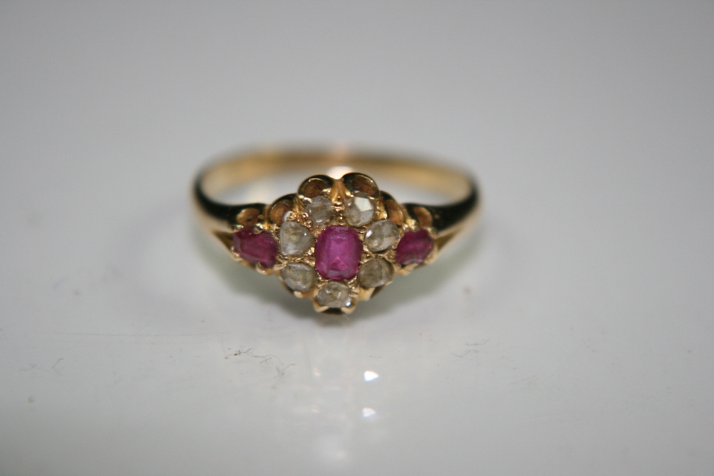 GOLD/ RUBY / DIAMOND RING - A vintage gold diamond and ruby cluster ring. 3 rubies surrounded by 7 - Image 5 of 8