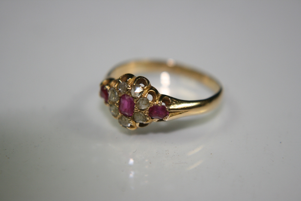 GOLD/ RUBY / DIAMOND RING - A vintage gold diamond and ruby cluster ring. 3 rubies surrounded by 7 - Image 2 of 8