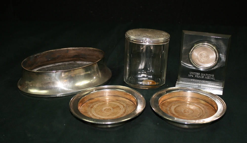 VARIOUS - A collection of 5 various silver items to include a 1974 United Nations Peace Medal silver