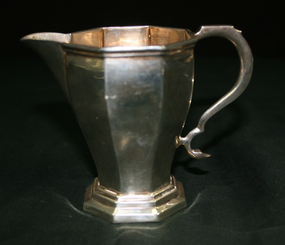 WILLIAM NEALE AND SONS/ RICHARD CROSLEY AND GEORGE SMITH IV - A collection of 2 pieces of silver. An - Image 4 of 6