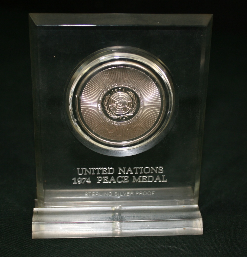 VARIOUS - A collection of 5 various silver items to include a 1974 United Nations Peace Medal silver - Image 8 of 9