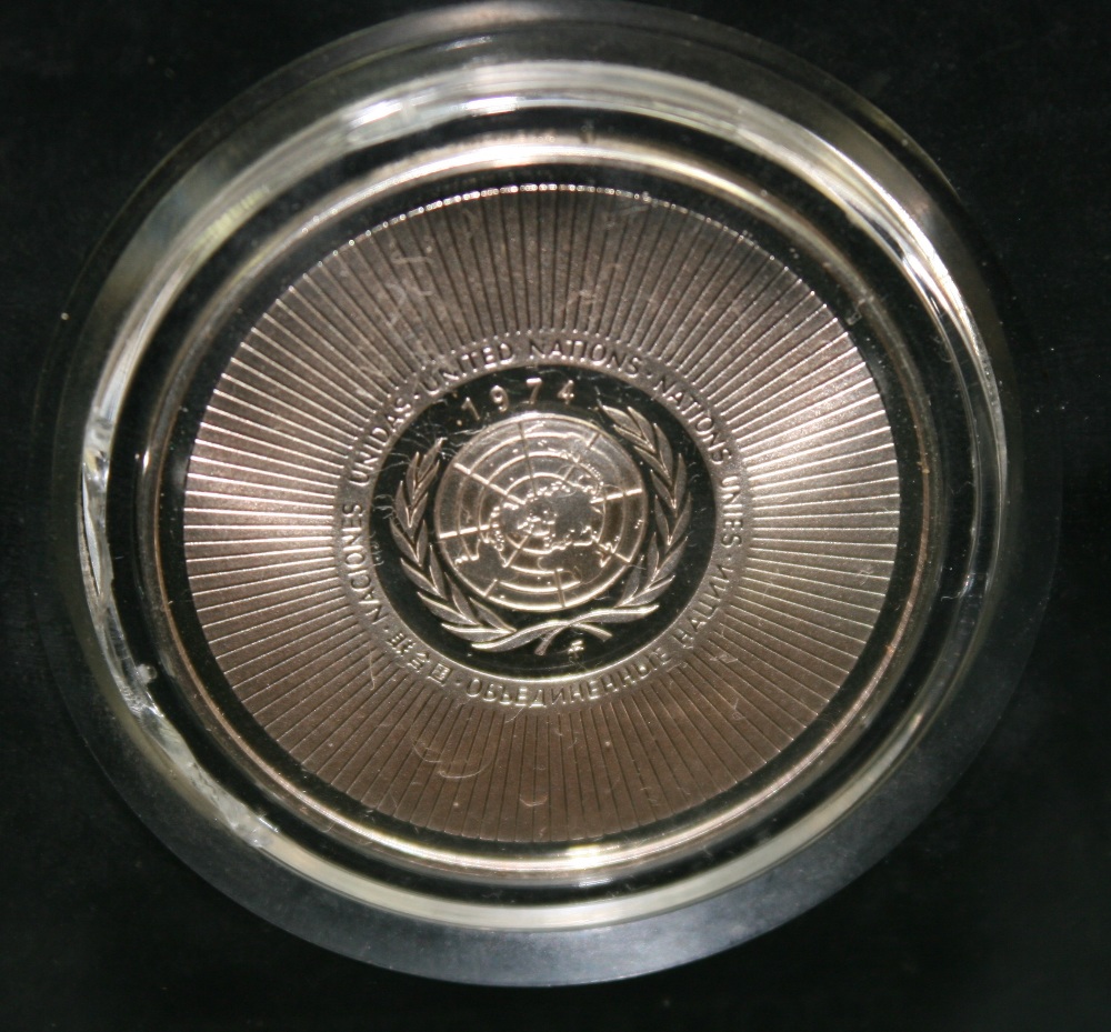 VARIOUS - A collection of 5 various silver items to include a 1974 United Nations Peace Medal silver - Image 9 of 9