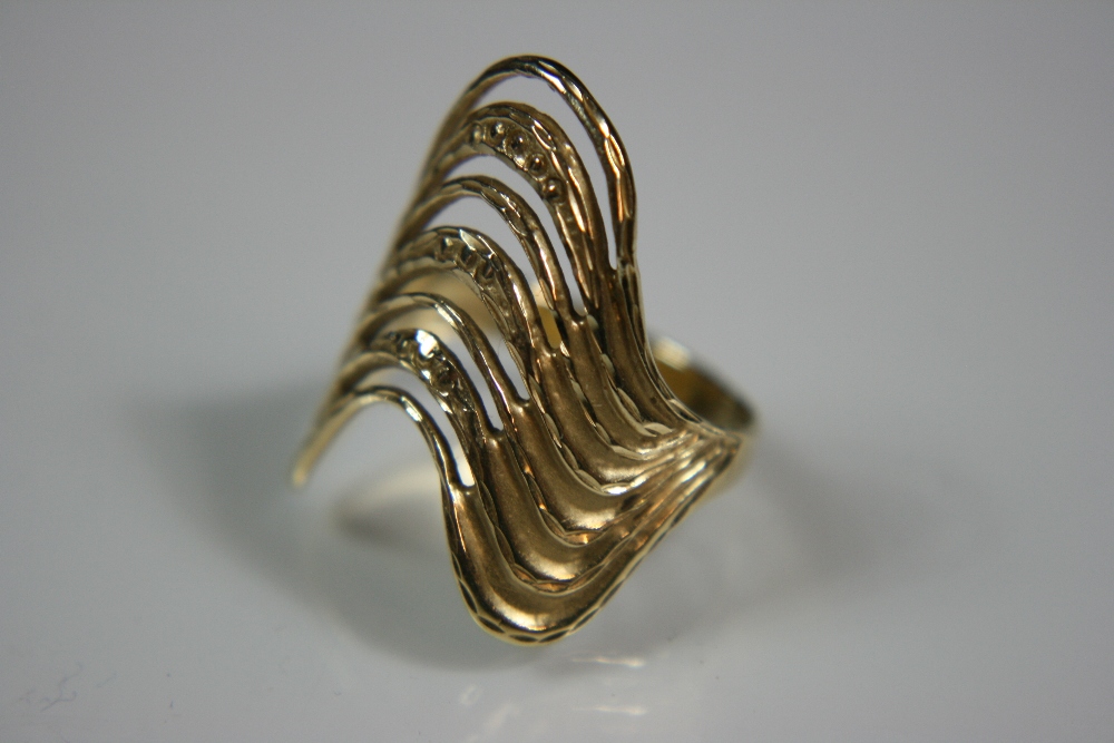 14ct GOLD RING - unusual diamond cut wave design ring with 7 x cut out waves (5.1g).