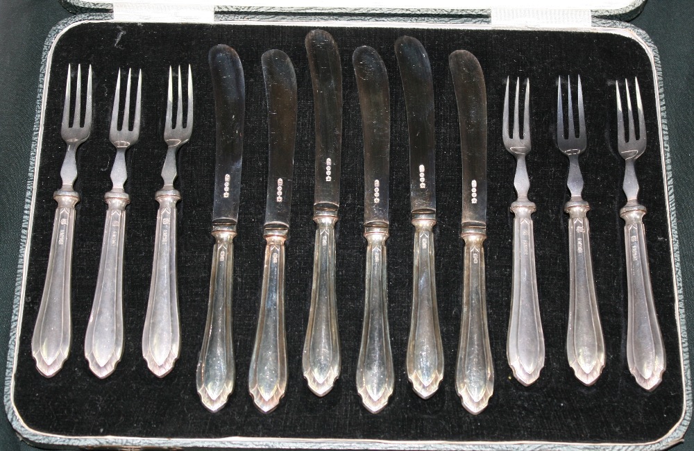 JAMES DEAKIN - A cased set of 6 solid silver fruit knives and forks by James Deakin. Each piece is - Image 3 of 7