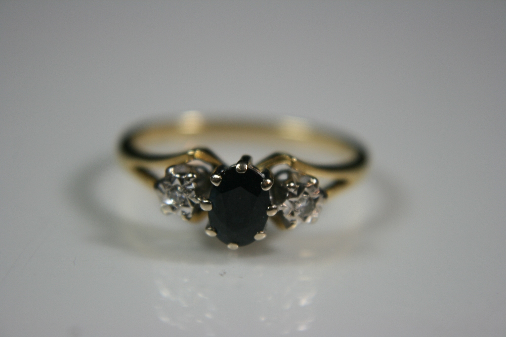 18ct GOLD VICTORIAN  RING - lovely example of a Victorian ring set with a sapphire and 2 x - Image 2 of 5