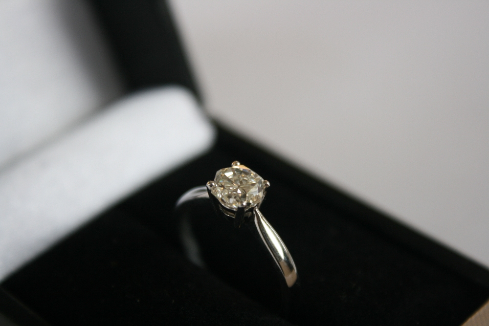 18ct WHITE GOLD "FIRE ROSE" SOLITAIRE RING - beautiful 0.75ct diamond solitaire ring with