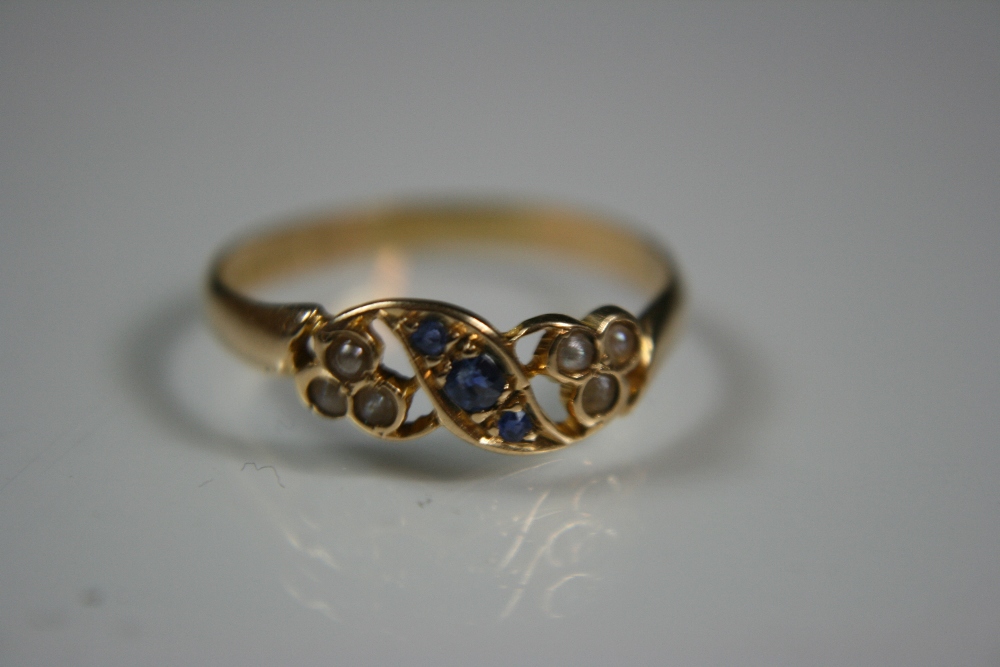 18ct GOLD VICTORIAN  RING - set with 3 x sapphires in a central wave with 3 x seed pearls to each - Image 3 of 5