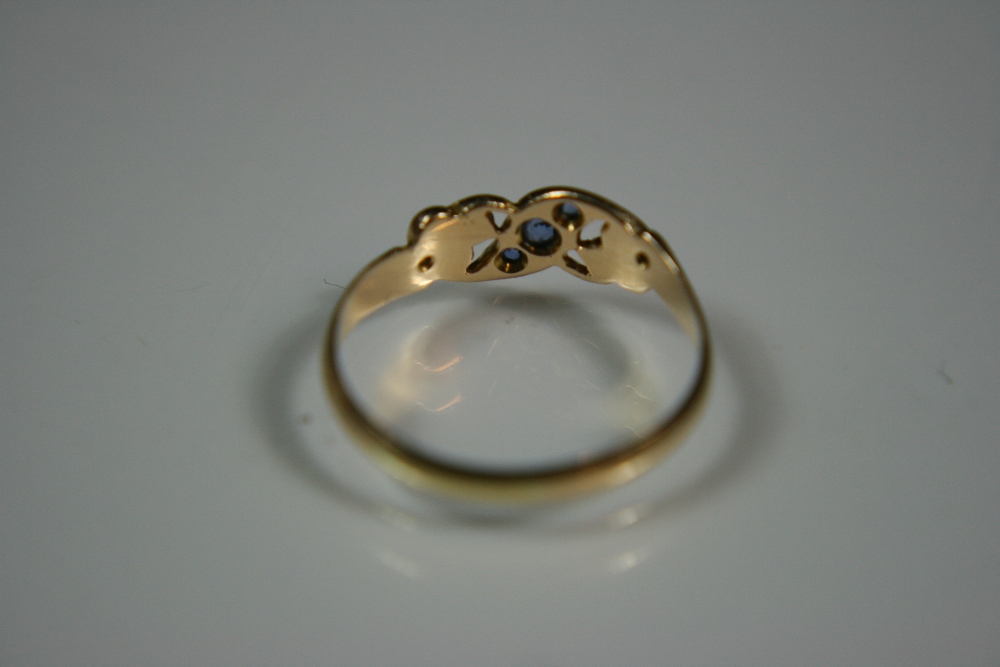 18ct GOLD VICTORIAN  RING - set with 3 x sapphires in a central wave with 3 x seed pearls to each - Image 5 of 5