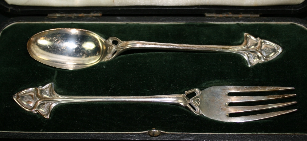 NAPKIN RINGS/ SPOONS - A collection of 3 napkin rings, 4 teaspoons and a cased spoon and fork set to - Image 3 of 5