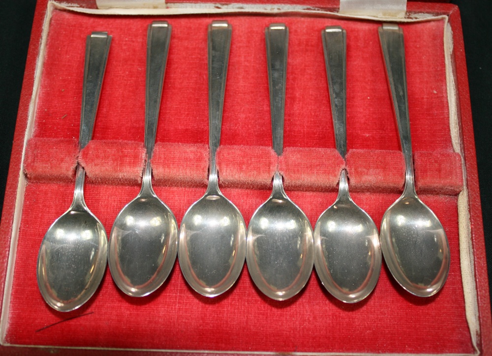 COOPER BROTHERS SILVER SPOONS -  2 cased sets of Cooper Brothers & Sons silver spoons. Each case - Image 3 of 5