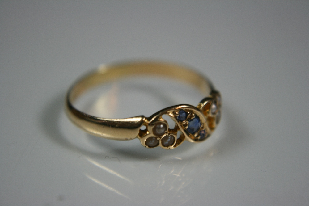 18ct GOLD VICTORIAN  RING - set with 3 x sapphires in a central wave with 3 x seed pearls to each - Image 2 of 5