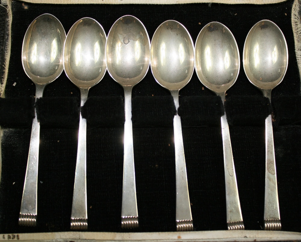 COOPER BROTHERS SILVER SPOONS -  2 cased sets of Cooper Brothers & Sons silver spoons. Each case - Image 5 of 5
