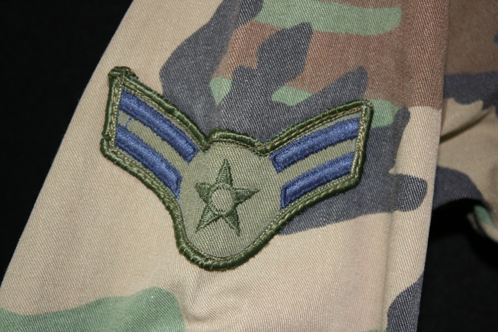 US AIR FORCE UNIFORM - A US Airforce camouflage uniform to include trousers and jacket. The jacket - Image 6 of 6