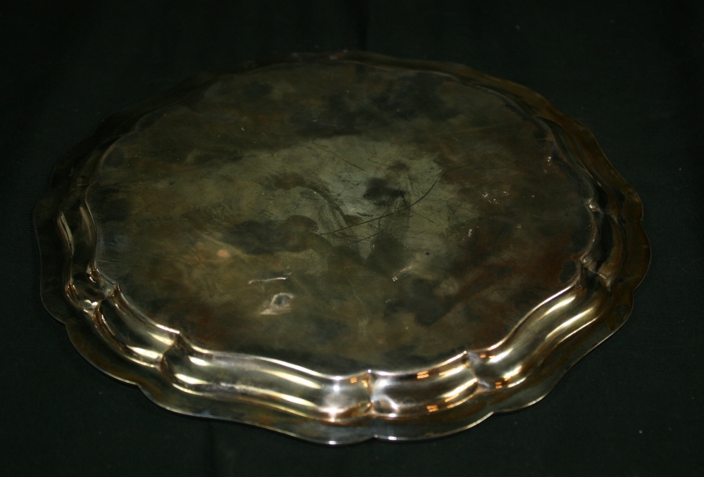 WILMOTT MANUFACTURING CO - A decorative silver salver by Wilmott Manufacturing Co. The salver has - Image 3 of 3