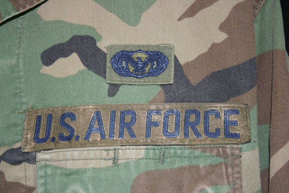 US AIR FORCE UNIFORM - A US Airforce camouflage uniform to include trousers and jacket. The jacket - Image 4 of 6