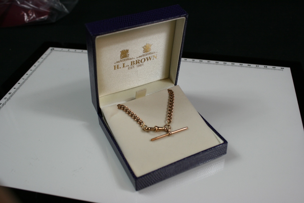 9ct GOLD BRACELET -T Bar bracelet with curb link design in 9ct gold, boxed (12.14g)