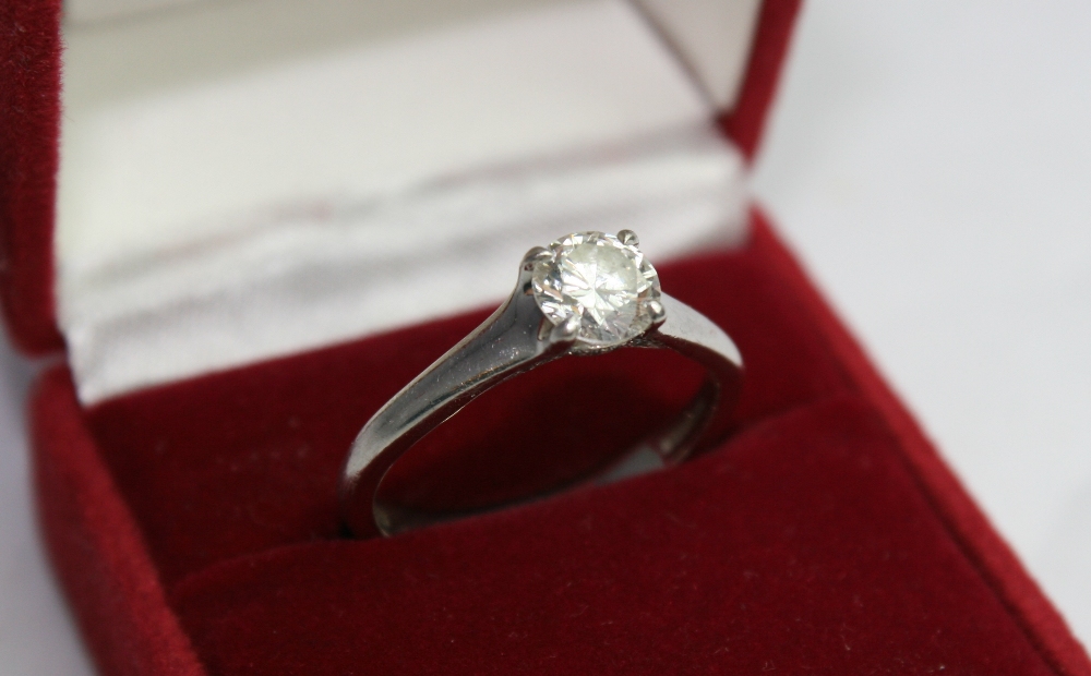 DIAMOND & PLATINUM SOLITAIRE RING - stunning platinum 0.91ct brilliant round cut diamond solitaire
