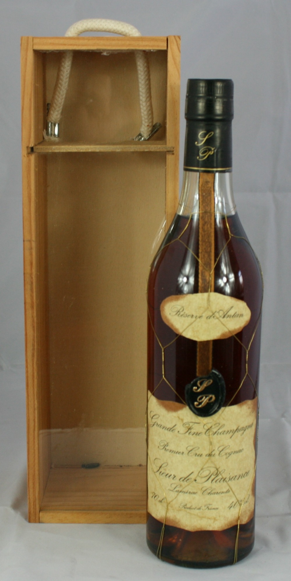SIEUR de PLAISANCE - bottle of Reservé d´Antan Grande Fine Champagne Premier Cru du Cognac in wooden