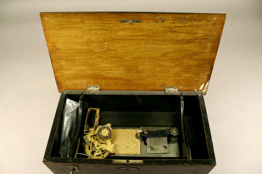 A LATE 19TH/EARLY 20TH CENTURY SWISS MUSIC BOX, the rectangular hinged simulated rosewood case - Image 2 of 2