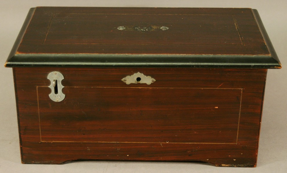 A LATE 19TH/EARLY 20TH CENTURY SWISS MUSIC BOX, the rectangular hinged simulated rosewood case