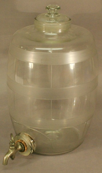 AN EARLY 20TH CENTURY ETCHED CLEAR GLASS SPIRIT BARREL of typical form with lift-off glass cover