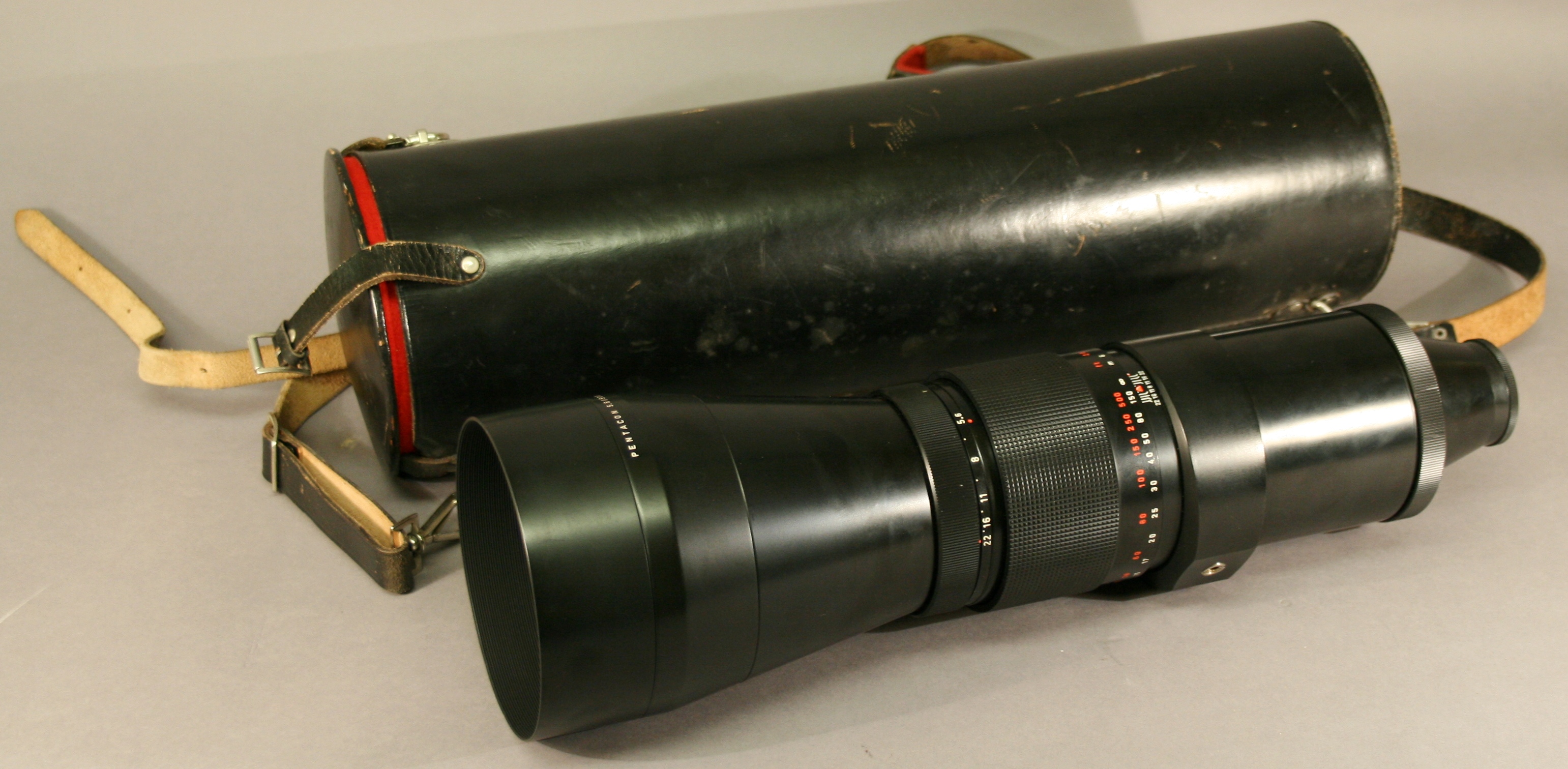 A PENTACON 5.6/500 MC TELEPHOTO LENS made in G.D.R number 8651318, with felt lined leather carrying