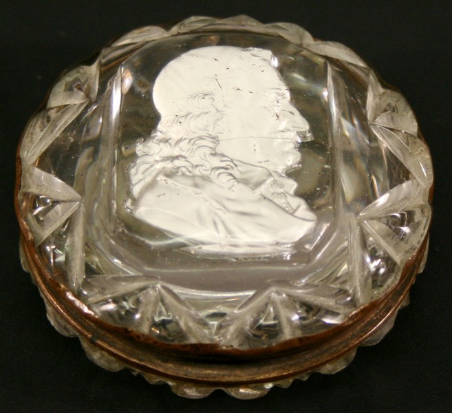 AN EARLY 19TH CENTURY GLASS PATCH BOX of circular form in the manner of Baccarat, the lift-off