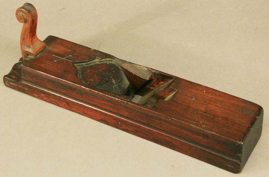 AN EARLY 19TH CENTURY SCANDINAVIAN SCRUB PLANE of oblong form with scrolled tote and architectural