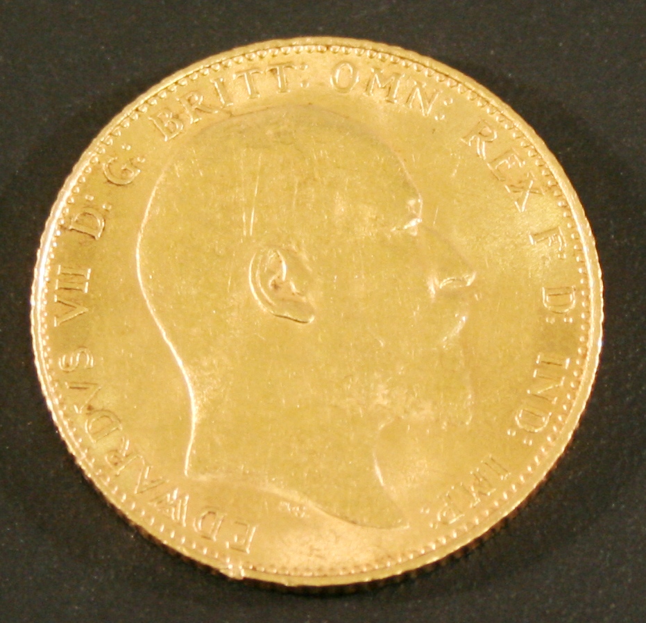 AN EDWARD VII SOVEREIGN London mint, dated 1910. 8grams CONDITION: VF with some knocks to edge.