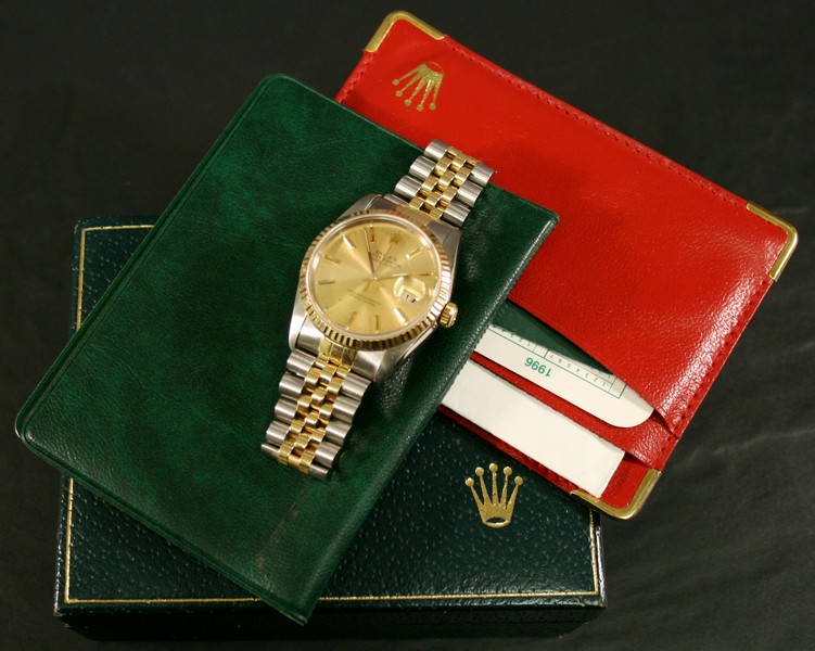A GENTLEMAN`S BI-COLOUR ROLEX OYSTER PERPETUAL DATEJUST WRISTWATCH, stainless steel and gilt, the