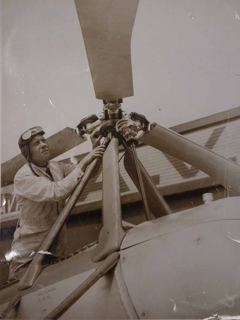 Log books and related paperwork for the pilot F. Roy Tuckett. Lot to include a flight log for - Image 4 of 35