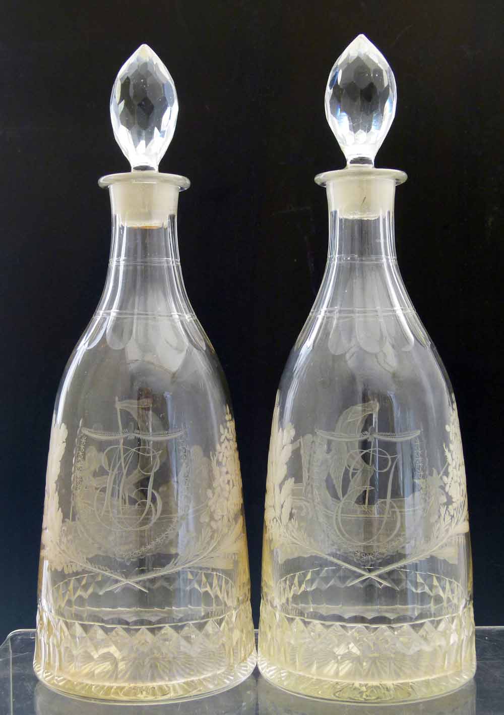 Pair of mallet shaped decanters, early 19th century, engraved with classical  allegorical scenes - Image 4 of 8